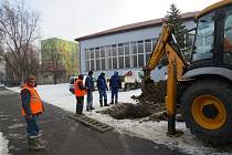 Pracovníci společnosti Severomoravské vodovody a kanalizace při opravě potrubí. 