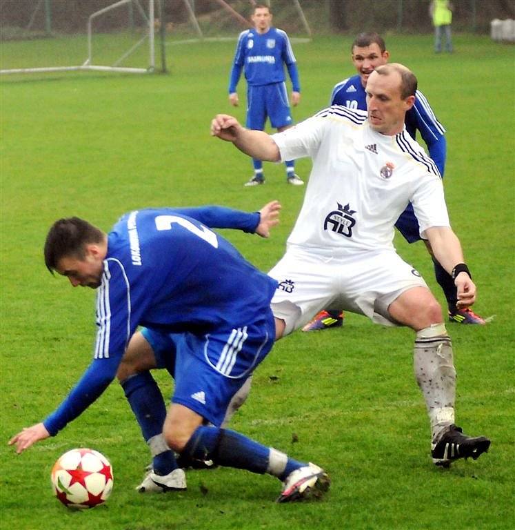 Divizní fotbalisté Lískovce (bílé dresy) prohráli v domácím prostředí s Petrovicemi 1:2.