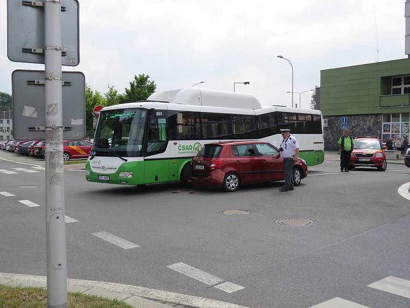 Kolize autobusu s osobním autem. 