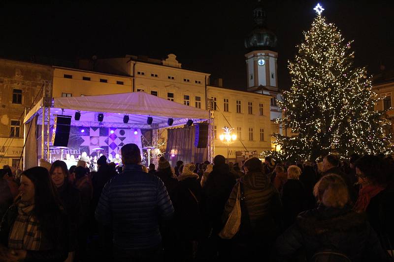 Akce Deníku Česko zpívá koledy na náměstí Svobody ve Frýdku-Místku.