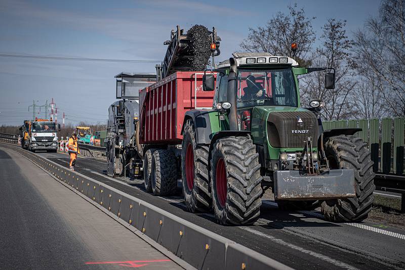 Uzavřená část dálnici D56 kvůli opravy výtluků, 10. dubna 2021 ve Frýdku-Místku.