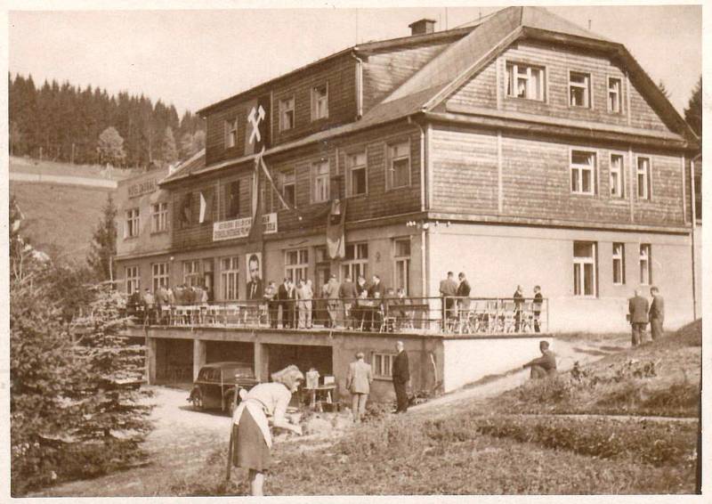 ŠKOLENÍ OKD v hotelu Zaoral, který byl později přejmenován na hotel Horal. Později byla budova v souvislosti s výstavbou přehrady přestavěna na školu. Základní škola pak v budově sídlila až do devadesátých let.