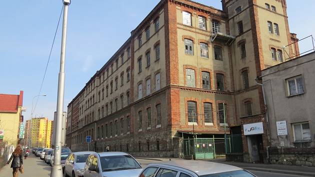 Budova bývalé přádelny v Nádražní ulici ve Frýdku-Místku před demolicí.