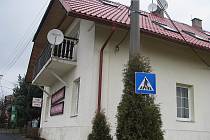 Policisté měli o silvestrovské noci pořádně napilno. Podařilo se jim v Lískovci dopadnout trojici zlodějů, kteří se opakovaně vloupali do domu na snímku.