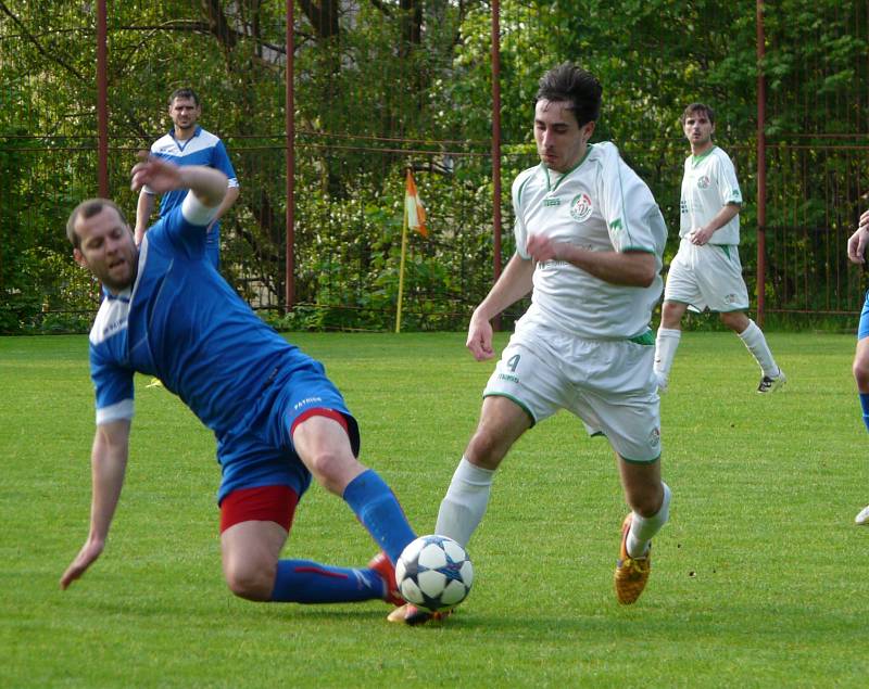 Duel mezi Smilovicemi (v bílém) a Jablunkovem skončil smírně 2:2.