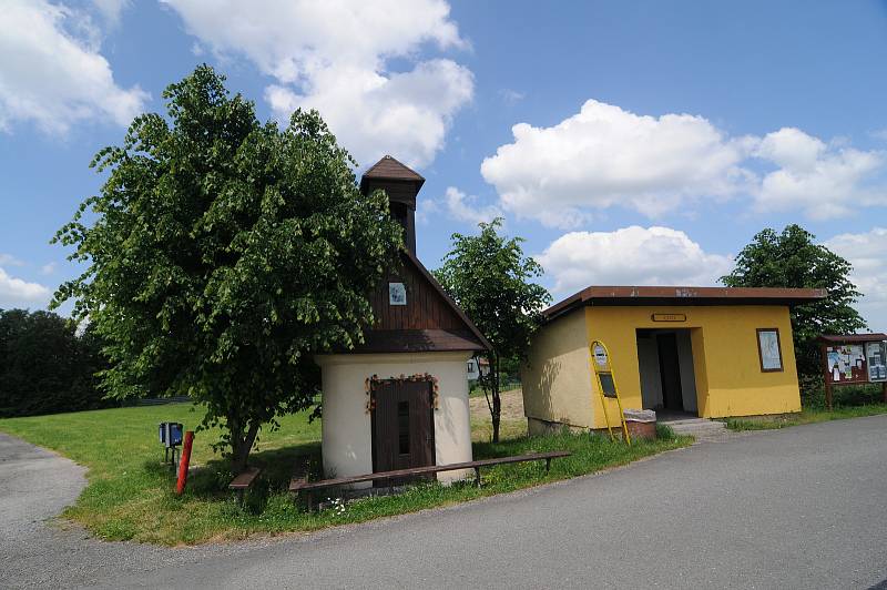 Kaplička v Horních Domaslavicích.