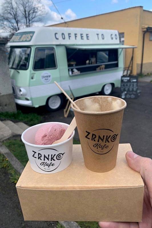 Zrnko kafe otevřel Michal Lička s manželkou Markétou na náměstí v Raškovicích letos v květnu.