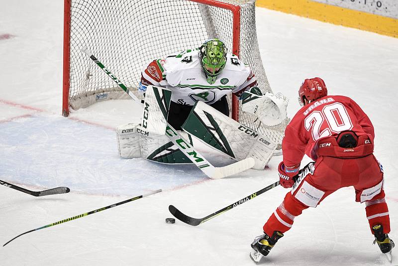 Semifinále play off hokejové Tipsport extraligy - 5. zápas: HC Oceláři Třinec - BK Mladá Boleslav, 11. dubna 2021 v Třinci. (Zleva) brankář Mladé Boleslavi Jan Růžička a Petr Vrána z Třince.