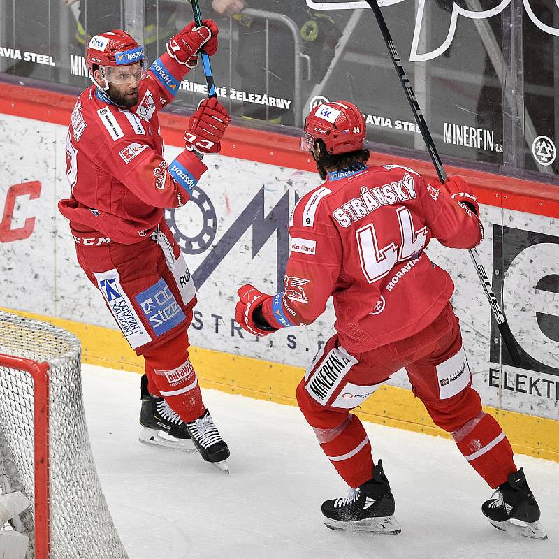 Semifinále play off hokejové Tipsport extraligy - 5. zápas: HC Oceláři Třinec - BK Mladá Boleslav, 11. dubna 2021 v Třinci. (Zleva) oslavuje gól Martin Růžička z Třince a Matěj Stránský z Třince.