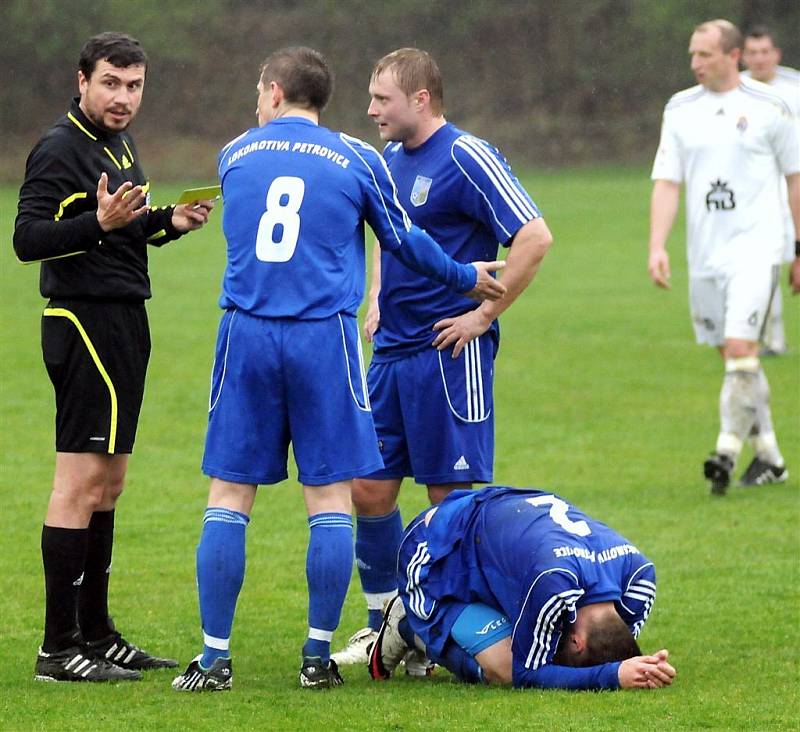 Divizní fotbalisté Lískovce (bílé dresy) prohráli v domácím prostředí s Petrovicemi 1:2.