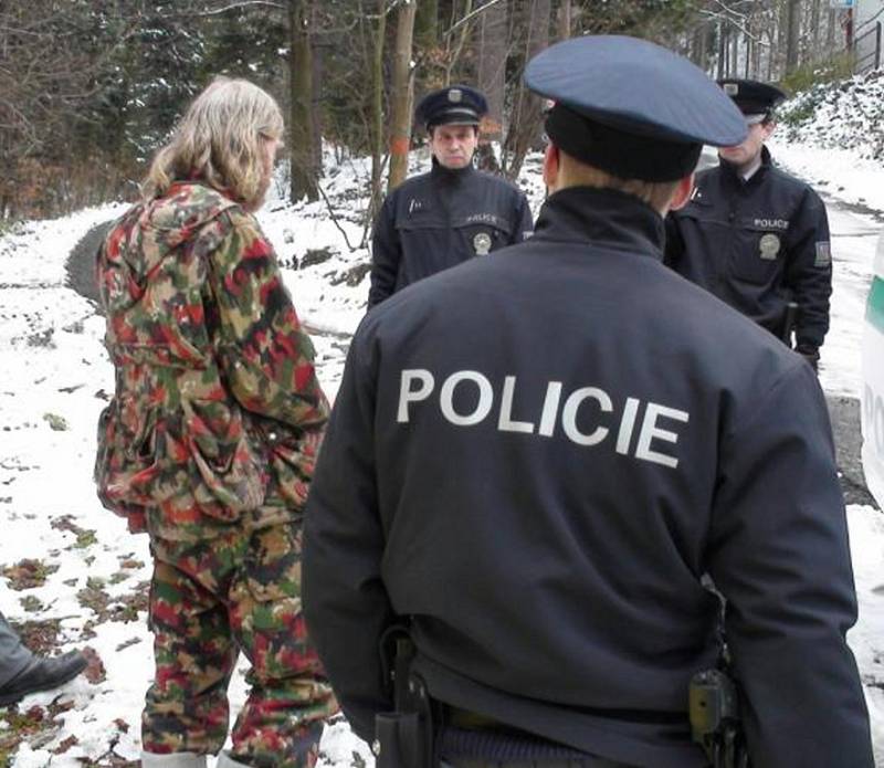 Zadržení Jana Michela (vlevo) proběhlo bez problémů. Přestože měl u sebe mačetu, odpor nekladl. Nyní stanul u soudu, který mu vyměřil 21 měsíců nepodmíněně. 