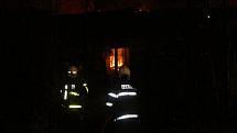 Šest jednotek hasičů zasahovalo ve středu večer v Hnojníku u požáru staršího a neobydleného přízemního rodinného domku se sedlovou střechou. Při požáru nebyl nikdo zraněn, škoda na objektu činí předběžně zhruba půl milionu korun.