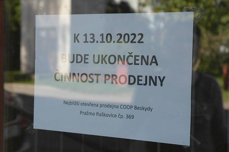 V Hnojníku, kde otevřeli nově rekonstruované nákupní středisko COOP, zrušilo spotřební družstvo druhou prodejnu, 6. 10. 2022