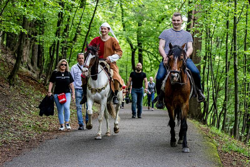 Pěkné počasí přilákalo do obory a na hrad Hukvaldy mnoho návštěvníků. Samotný hrad a jeho okolí využili i filmaři, kteří zde natáčeli historický film, 15. května 2021 Hukvaldy.