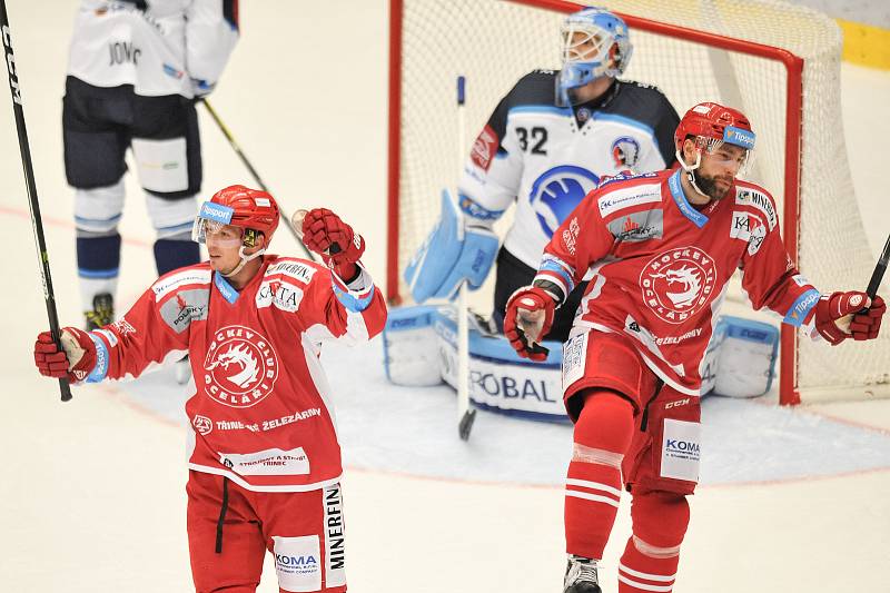 Utkání 2. kola hokejové extraligy: HC Oceláři Třinec - HC Plzeň (10. září 2017), vlevo Daniel Rákos a Tomáš Marcinko.