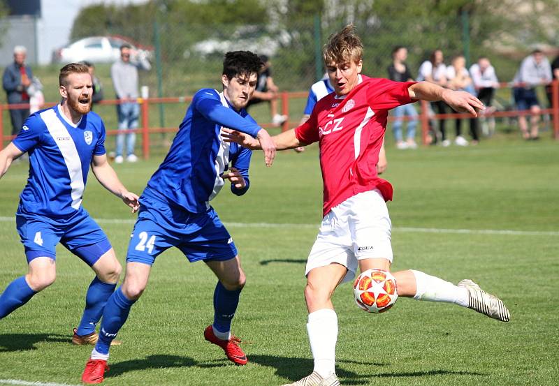 Fotbalisté Uherského Brodu (v červených dresech) prohráli ve 21. kole MSFL s Frýdkem-Místkem 0:1.