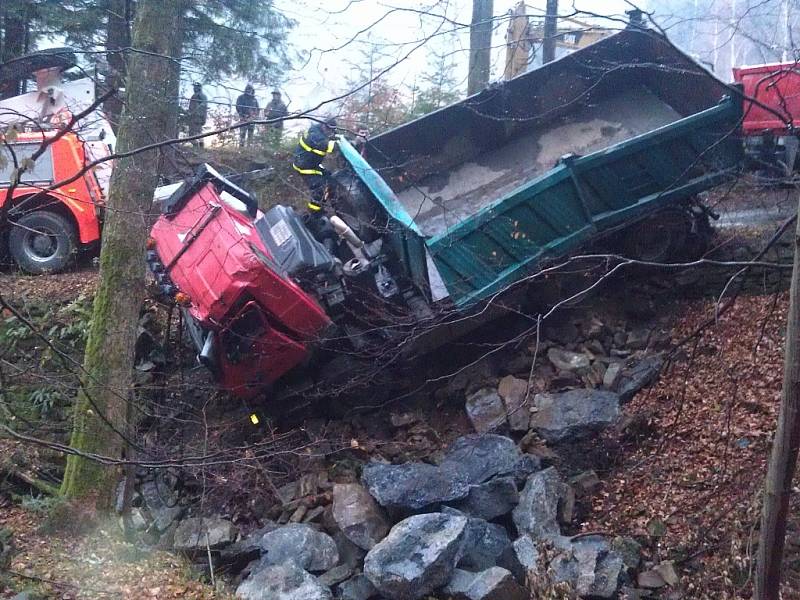 Převrácená Tatra skončila v potoce vedle silnice.