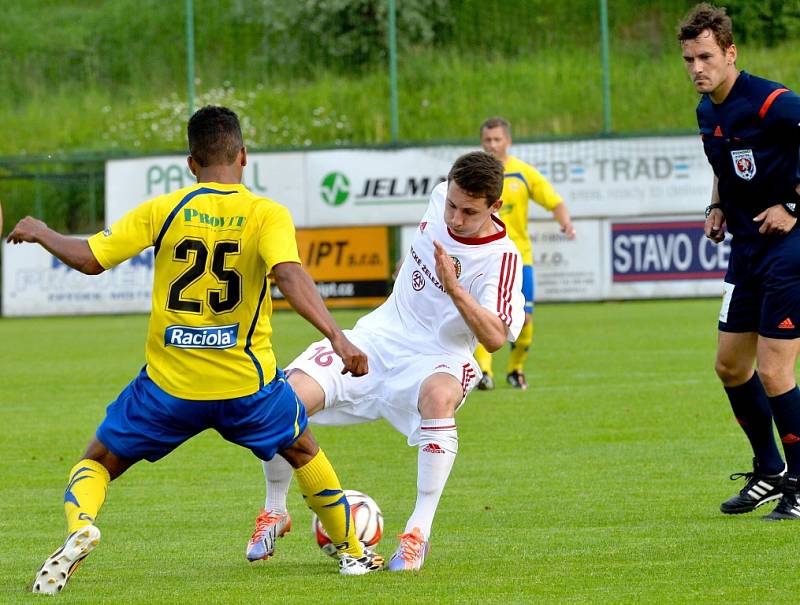 Na závěr druholigové sezony nestačili fotbalisté Třince (v bílém) na Zlín, se kterým prohráli 0:3. 