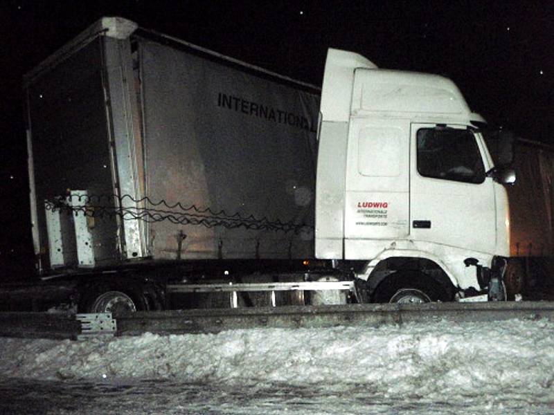 Nehoda kamionu dnes omezila dopravu na hlavním tahu mezi Frýdkem-Místkem a Českým Těšínem.