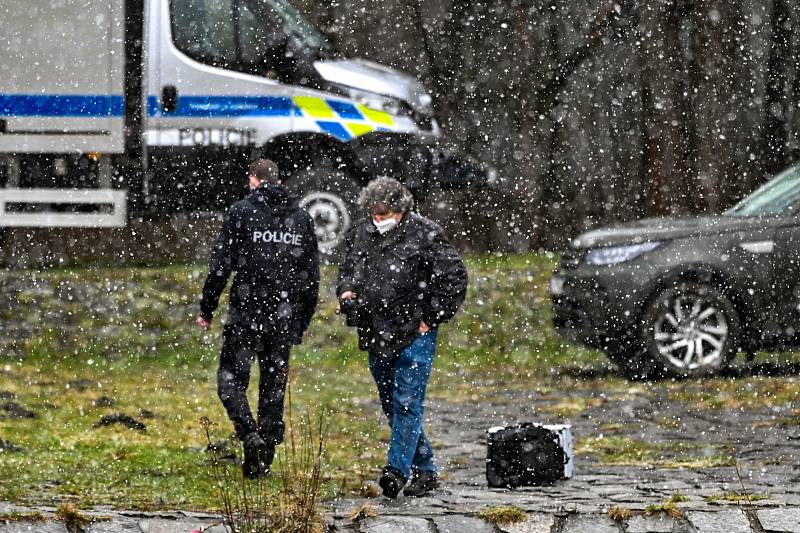 Policisté pátrali po utonutém na řece Ostravici ve Frýdlantu. Nakonec se našel mrtvý, 3. dubna 2021.