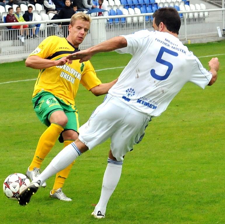 Duel mezi fotbalisty Frýdku-Místku a Sokolovem skončil nakonec spravedlivou dělbou bodů. 