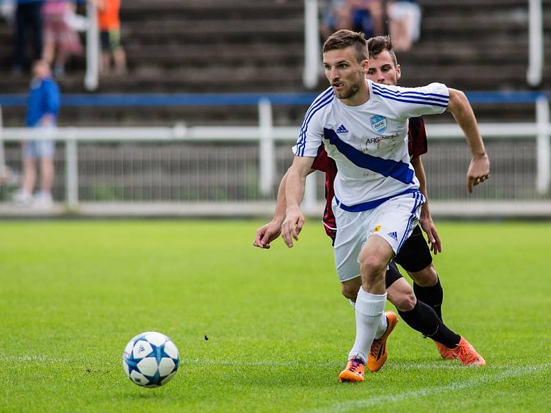 Frýdecký obránce Pavol Ilko (v bílém) pečetil třetím gólem zaslouženou výhru Valcířů nad Opavou. 