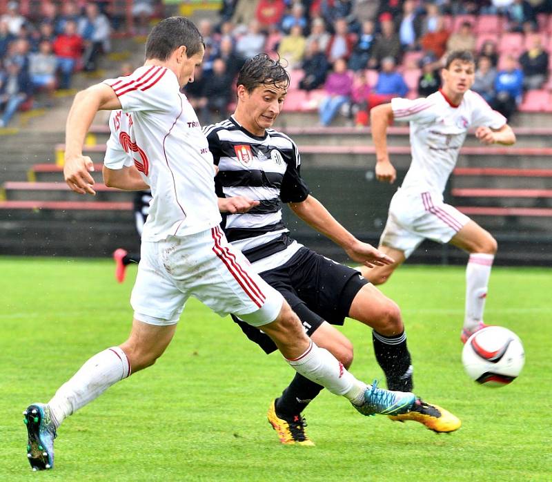 Druholigové fotbalisté Třince (v bílém) letošní vstup do FNL nezvládli, když na domácím trávníku prohráli s Českými Budějovicemi 0:2. 