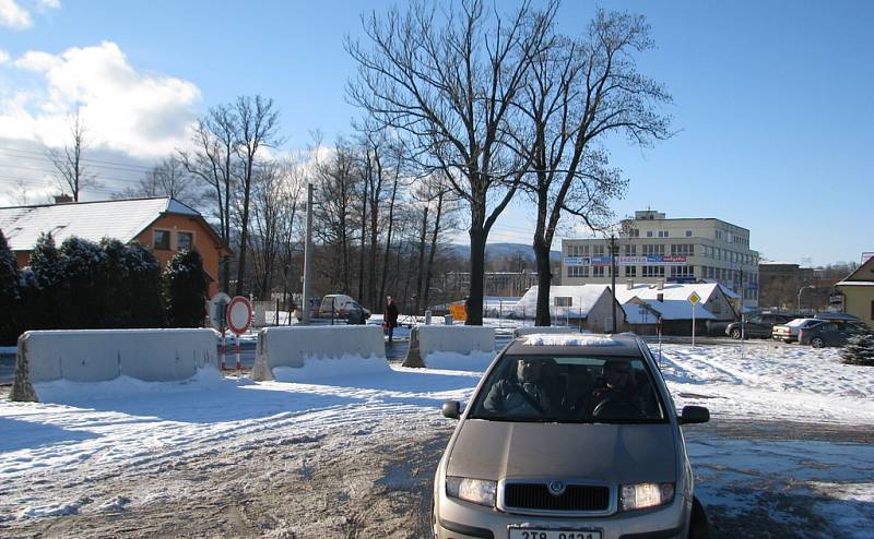 Ještě v sobotu řada řidičů o uzavření silnice nevěděla. Museli se proto vracet několik stovek metrů.  