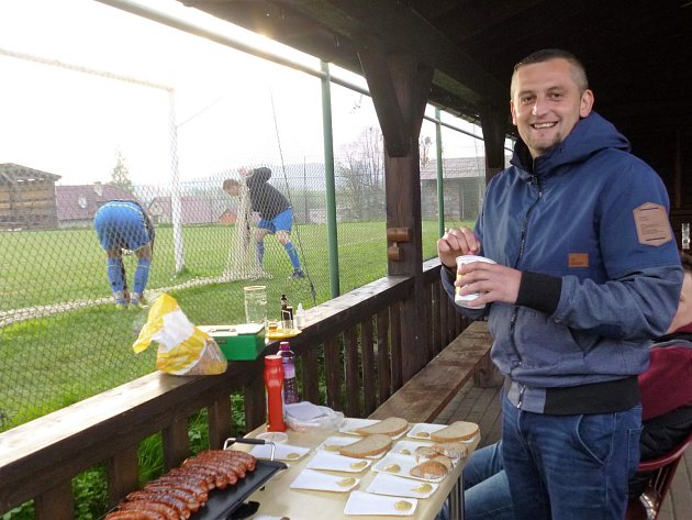 Ke komfortu místních fanoušků slouží v Bukovci malá dřevěná tribunka podél hřiště.