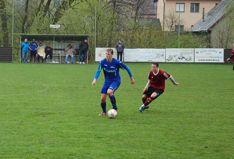 Fotbalisté Dobratic (v modrých dresech) si v domácím prostředí překvapivě snadno poradili s Hlubinou 4:1.