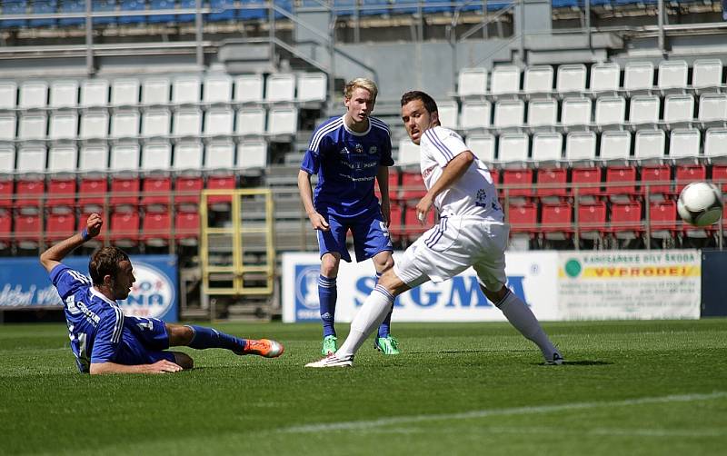 Fotbalisté Sigmy Olomouc B (v modrém) remizovali v MSFL s Frýdkem-Místkem 0:0.