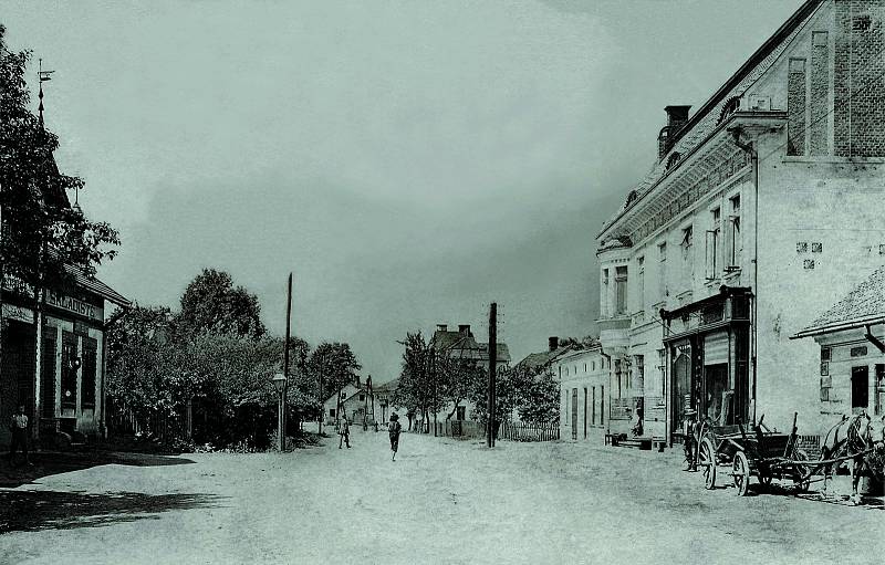 POHLED na hlavní silnici vedoucí středem obce v roce 1924. Nalevo hasičská zbrojnice, která byla vybudována v roce 1904, napravo stojí obchodní dům Jan Krus. V pozadí se nachází ordinace MUDr. Vítězslava Možíška. Do obce je v roce 1930 zavedena elektřina.