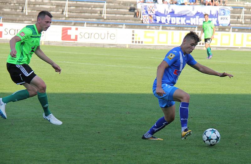 Třetiligoví fotbalisté Frýdku-Místku (v modrém) si díky zlepšenému výkonu po změně stran připsali do tabulky další tři body. Ve Stovkách zdolali nováčka MSFL z Vrchoviny 4:1.