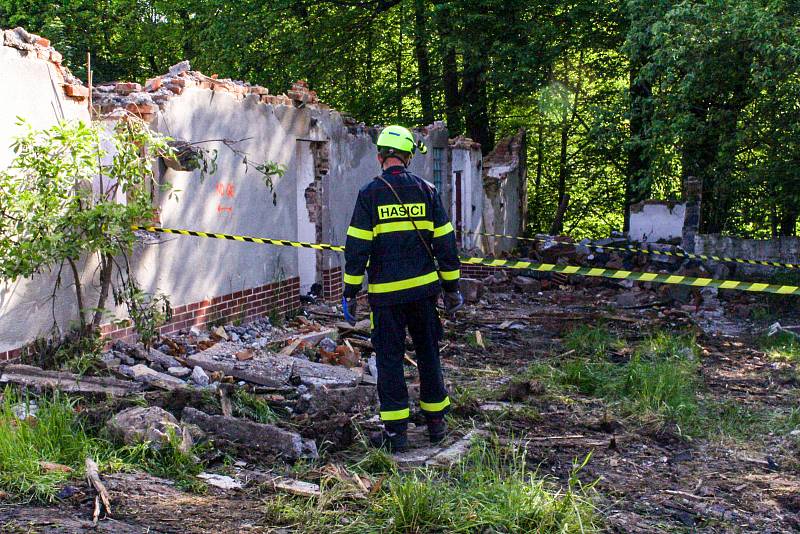 Taktické cvičení hasičů z USAR týmu, 23. května 2023, Nošovice. V sutinách domu cvičí záchranu zavalených osob i průzkum sutin.