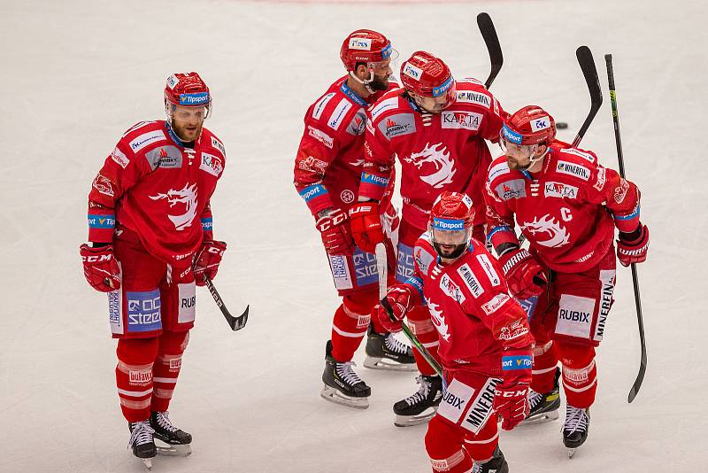 Finále play off hokejové Tipsport extraligy - 1. zápas: HC Oceláři Třinec - Bílí Tygři Liberec, 18. dubna 2021 v Třinci. Zleva Martin Růžička z Třince, Matěj Stránský z Třince, Petr Vrána z Třince.