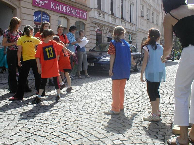 Program dětského dne na místeckém náměstí Svobody odstartoval o půl jedenácté 2. ročníkem Nevi městské štafety základních škol.