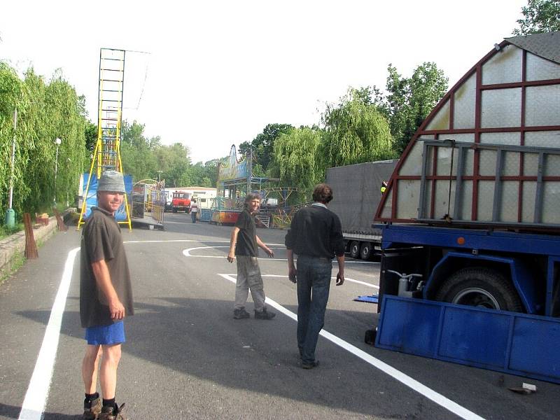 U frýdecko-místecké víceúčelové haly se o víkendu chystá tradiční pouť. Se stavbou atrakcí se začalo ve čtvrtek.