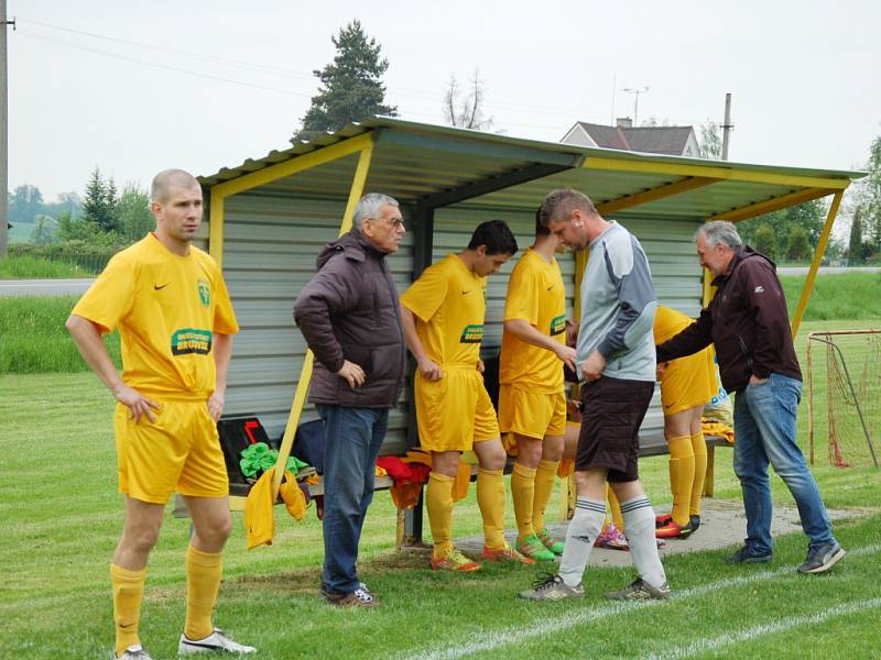 Tošanovicím (ve žlutém) se přestalo dařit. Doma tentokráte nestačili na petrovický Inter.