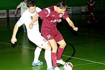 Lukáš Rakowski (v tmavém) přesedlal z krasobruslení na futsal.