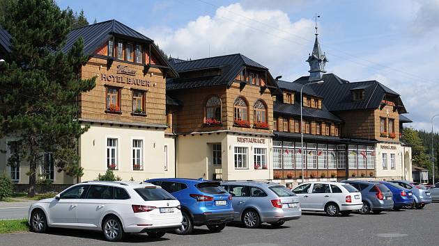 Hotel Bauer se nachází v centru obce Bílá.