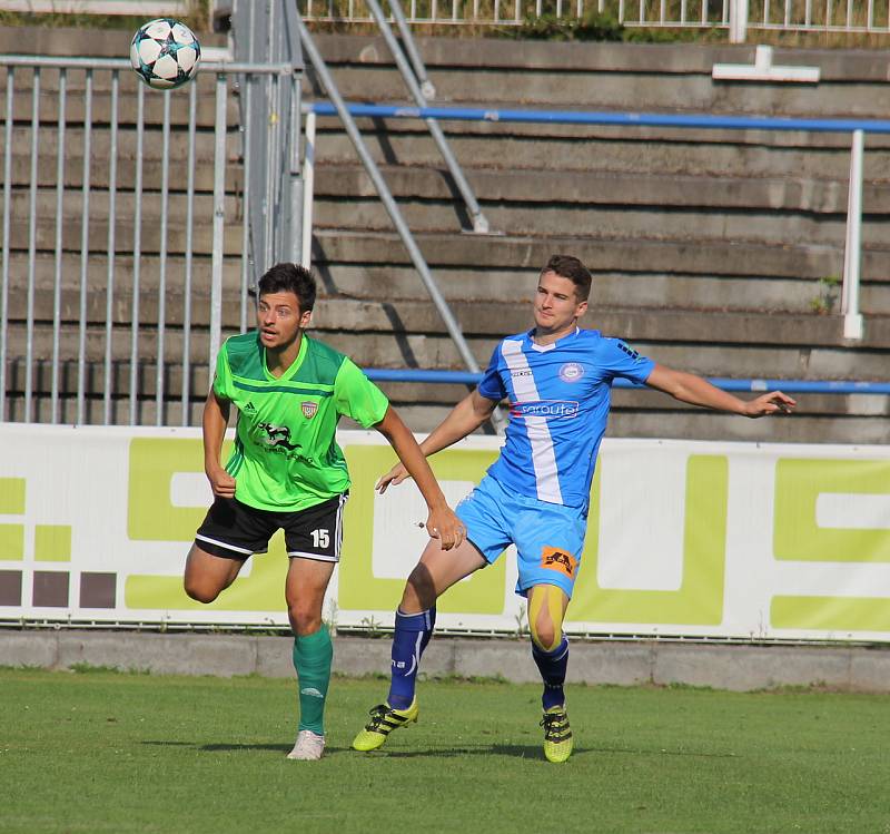 Třetiligoví fotbalisté Frýdku-Místku (v modrém) si díky zlepšenému výkonu po změně stran připsali do tabulky další tři body. Ve Stovkách zdolali nováčka MSFL z Vrchoviny 4:1.