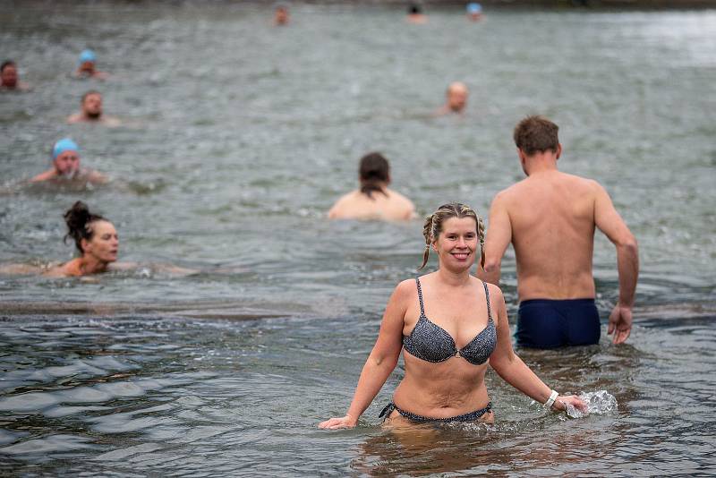 Příznivci otužování se pravidelně celou zimní sezonu scházejí třikrát týdně u jezu, aby si zaplavali ve studené řece Ostravici ve Frýdku-Místku.