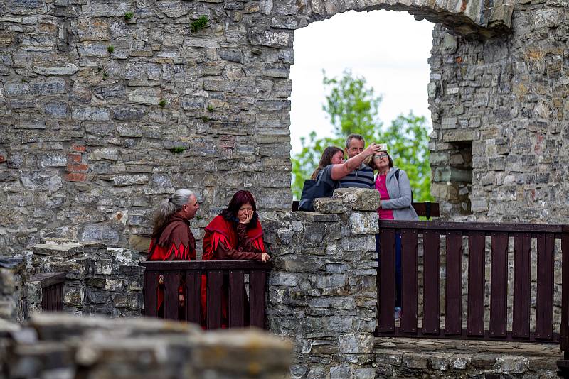 Pěkné počasí přilákalo do obory a na hrad Hukvaldy mnoho návštěvníků. Samotný hrad a jeho okolí využili i filmaři, kteří zde natáčeli historický film, 15. května 2021 Hukvaldy.