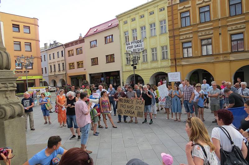 Demonstrace za nezávislou justici a proti vládě na náměstí Svobody ve Frýdku-Místku v úterý 11. června.