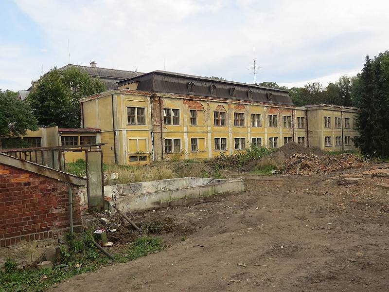 Smutný pohled na část paskovské památky by za několik let mohl patřit minulosti. V bývalém lůžkovém pavilonu s největší pravděpodobností vznikne ubytování pro seniory, které částečně nahradí služby klasických domovů důchodců. 