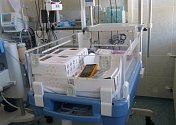 Resuscitační lůžko pro novorozence v Nemocnici Třinec.