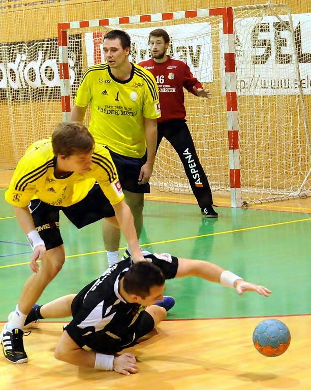 Házenkáři Frýdku-Místku důležité derby utkání s Karvinou zvládli, když je na domácí palubovce porazili 30:25. 