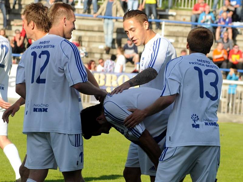 Valcíři si vyšlápli na lídra tabulky, když na domácím trávníku porazili hradecké Votroky 3:1. 