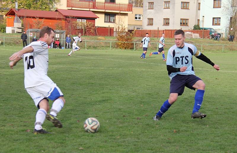 Souboj posledního podzimního kola I. A třídy, skupiny B, mezi domácí Dobrou (bleděmodré dresy) a Veřovicemi rozhodl jediný gól doberského záložníka Gryžboně. 