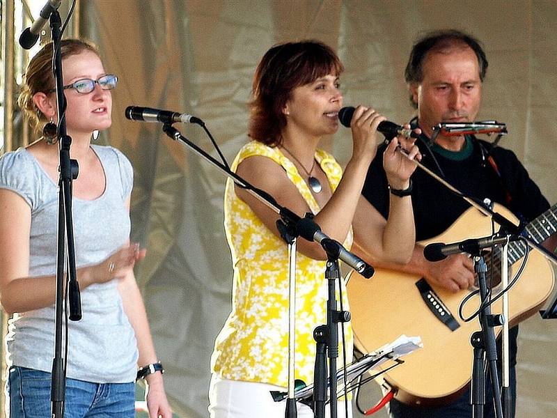 V Kunčicích pod Ondřejníkem se o víkendu bavili. V areálu Základní školy K. Svolinského slavili Den obce. Na snímku místní skupina Galerie.